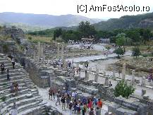 [P29] Orasul antic Efes - O parte din amfiteatru iar in departare intrarea in oras » foto by biancuta
 - 
<span class="allrVoted glyphicon glyphicon-heart hidden" id="av90961"></span>
<a class="m-l-10 hidden" id="sv90961" onclick="voting_Foto_DelVot(,90961,3592)" role="button">șterge vot <span class="glyphicon glyphicon-remove"></span></a>
<a id="v990961" class=" c-red"  onclick="voting_Foto_SetVot(90961)" role="button"><span class="glyphicon glyphicon-heart-empty"></span> <b>LIKE</b> = Votează poza</a> <img class="hidden"  id="f90961W9" src="/imagini/loader.gif" border="0" /><span class="AjErrMes hidden" id="e90961ErM"></span>