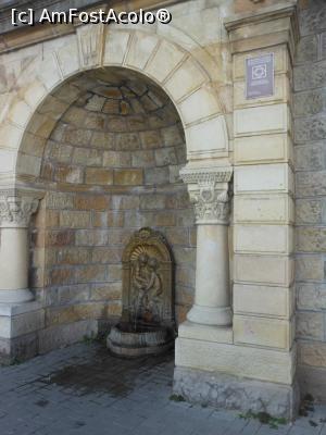 [P11] R&acirc;mnicu V&acirc;lcea - Pe Str. Carol I, f&acirc;nt&acirc;na de la baza dealului cu Monumentul Eroilor. » foto by iulianic
 - 
<span class="allrVoted glyphicon glyphicon-heart hidden" id="av1254807"></span>
<a class="m-l-10 hidden" id="sv1254807" onclick="voting_Foto_DelVot(,1254807,3601)" role="button">șterge vot <span class="glyphicon glyphicon-remove"></span></a>
<a id="v91254807" class=" c-red"  onclick="voting_Foto_SetVot(1254807)" role="button"><span class="glyphicon glyphicon-heart-empty"></span> <b>LIKE</b> = Votează poza</a> <img class="hidden"  id="f1254807W9" src="/imagini/loader.gif" border="0" /><span class="AjErrMes hidden" id="e1254807ErM"></span>