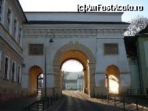 [P10] Poarta Schei -ridicata in sec. XIX langa poarta Sf. Ecaterina. Este folosita si in prezent ca punct de trecere intre Schei si centrul istoric » foto by Claudiu U.
 - 
<span class="allrVoted glyphicon glyphicon-heart hidden" id="av200016"></span>
<a class="m-l-10 hidden" id="sv200016" onclick="voting_Foto_DelVot(,200016,3615)" role="button">șterge vot <span class="glyphicon glyphicon-remove"></span></a>
<a id="v9200016" class=" c-red"  onclick="voting_Foto_SetVot(200016)" role="button"><span class="glyphicon glyphicon-heart-empty"></span> <b>LIKE</b> = Votează poza</a> <img class="hidden"  id="f200016W9" src="/imagini/loader.gif" border="0" /><span class="AjErrMes hidden" id="e200016ErM"></span>