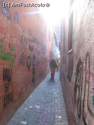 [P19] Brașov - Pe Strada Sforii, cea mai îngustă stradă din oraș. » foto by iulianic
 - 
<span class="allrVoted glyphicon glyphicon-heart hidden" id="av1341185"></span>
<a class="m-l-10 hidden" id="sv1341185" onclick="voting_Foto_DelVot(,1341185,3615)" role="button">șterge vot <span class="glyphicon glyphicon-remove"></span></a>
<a id="v91341185" class=" c-red"  onclick="voting_Foto_SetVot(1341185)" role="button"><span class="glyphicon glyphicon-heart-empty"></span> <b>LIKE</b> = Votează poza</a> <img class="hidden"  id="f1341185W9" src="/imagini/loader.gif" border="0" /><span class="AjErrMes hidden" id="e1341185ErM"></span>