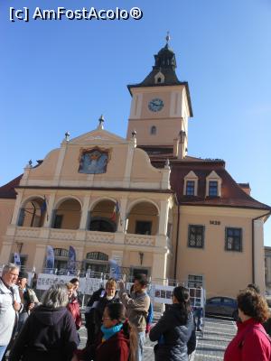 [P09] Brașov - În Piața Sfatului, Casa Sfatului, astăzi muzeu. » foto by iulianic
 - 
<span class="allrVoted glyphicon glyphicon-heart hidden" id="av1341175"></span>
<a class="m-l-10 hidden" id="sv1341175" onclick="voting_Foto_DelVot(,1341175,3615)" role="button">șterge vot <span class="glyphicon glyphicon-remove"></span></a>
<a id="v91341175" class=" c-red"  onclick="voting_Foto_SetVot(1341175)" role="button"><span class="glyphicon glyphicon-heart-empty"></span> <b>LIKE</b> = Votează poza</a> <img class="hidden"  id="f1341175W9" src="/imagini/loader.gif" border="0" /><span class="AjErrMes hidden" id="e1341175ErM"></span>