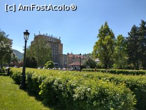 [P17] O privire către Aro Palace din parc.  » foto by maryka
 - 
<span class="allrVoted glyphicon glyphicon-heart hidden" id="av962422"></span>
<a class="m-l-10 hidden" id="sv962422" onclick="voting_Foto_DelVot(,962422,3615)" role="button">șterge vot <span class="glyphicon glyphicon-remove"></span></a>
<a id="v9962422" class=" c-red"  onclick="voting_Foto_SetVot(962422)" role="button"><span class="glyphicon glyphicon-heart-empty"></span> <b>LIKE</b> = Votează poza</a> <img class="hidden"  id="f962422W9" src="/imagini/loader.gif" border="0" /><span class="AjErrMes hidden" id="e962422ErM"></span>