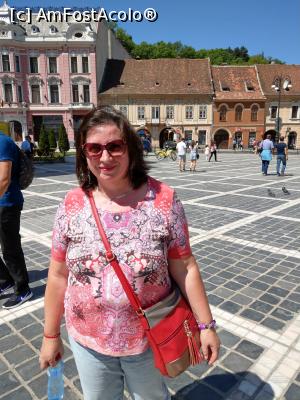 [P22] Printre turiști și printre porumbei, în Piața Sfatului.  » foto by maryka
 - 
<span class="allrVoted glyphicon glyphicon-heart hidden" id="av962427"></span>
<a class="m-l-10 hidden" id="sv962427" onclick="voting_Foto_DelVot(,962427,3615)" role="button">șterge vot <span class="glyphicon glyphicon-remove"></span></a>
<a id="v9962427" class=" c-red"  onclick="voting_Foto_SetVot(962427)" role="button"><span class="glyphicon glyphicon-heart-empty"></span> <b>LIKE</b> = Votează poza</a> <img class="hidden"  id="f962427W9" src="/imagini/loader.gif" border="0" /><span class="AjErrMes hidden" id="e962427ErM"></span>