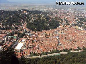 [P29] 29. Brașovul vechi văzut de la ”Belvedere”. Construcția albă din stânga - jos este cortul amenajat pentru ”Oktoberfest”.  » foto by msnd
 - 
<span class="allrVoted glyphicon glyphicon-heart hidden" id="av590264"></span>
<a class="m-l-10 hidden" id="sv590264" onclick="voting_Foto_DelVot(,590264,3615)" role="button">șterge vot <span class="glyphicon glyphicon-remove"></span></a>
<a id="v9590264" class=" c-red"  onclick="voting_Foto_SetVot(590264)" role="button"><span class="glyphicon glyphicon-heart-empty"></span> <b>LIKE</b> = Votează poza</a> <img class="hidden"  id="f590264W9" src="/imagini/loader.gif" border="0" /><span class="AjErrMes hidden" id="e590264ErM"></span>