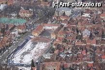 [P05] Latura de sud a Centrului Vechi. Clădirea cu trei laturi, în formă de U este Liceul cu Program Sportiv, în spatele căreia se află Poarta Şchei. Peste drum se vede şi terenul de sport al Colegiului Naţional 'Andrei Şaguna' » foto by Costi
 - 
<span class="allrVoted glyphicon glyphicon-heart hidden" id="av62490"></span>
<a class="m-l-10 hidden" id="sv62490" onclick="voting_Foto_DelVot(,62490,3615)" role="button">șterge vot <span class="glyphicon glyphicon-remove"></span></a>
<a id="v962490" class=" c-red"  onclick="voting_Foto_SetVot(62490)" role="button"><span class="glyphicon glyphicon-heart-empty"></span> <b>LIKE</b> = Votează poza</a> <img class="hidden"  id="f62490W9" src="/imagini/loader.gif" border="0" /><span class="AjErrMes hidden" id="e62490ErM"></span>