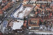 [P09] Vedere spre limita de sud a Centrului Vechi. În stânga se vede patinoarul, în marginea căruia se află Bastionul Ţesătorilor, care adăposteşte Muzeul Braşovului medieval. Clădirea de formă pătrată este Colegiul Tehnic 'Maria Băiulescu'. » foto by Costi
 - 
<span class="allrVoted glyphicon glyphicon-heart hidden" id="av62494"></span>
<a class="m-l-10 hidden" id="sv62494" onclick="voting_Foto_DelVot(,62494,3615)" role="button">șterge vot <span class="glyphicon glyphicon-remove"></span></a>
<a id="v962494" class=" c-red"  onclick="voting_Foto_SetVot(62494)" role="button"><span class="glyphicon glyphicon-heart-empty"></span> <b>LIKE</b> = Votează poza</a> <img class="hidden"  id="f62494W9" src="/imagini/loader.gif" border="0" /><span class="AjErrMes hidden" id="e62494ErM"></span>