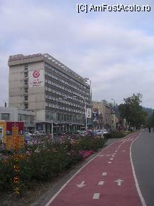 [P32] Hotel Capitol în stânga » foto by abbilbal*
 - 
<span class="allrVoted glyphicon glyphicon-heart hidden" id="av84074"></span>
<a class="m-l-10 hidden" id="sv84074" onclick="voting_Foto_DelVot(,84074,3615)" role="button">șterge vot <span class="glyphicon glyphicon-remove"></span></a>
<a id="v984074" class=" c-red"  onclick="voting_Foto_SetVot(84074)" role="button"><span class="glyphicon glyphicon-heart-empty"></span> <b>LIKE</b> = Votează poza</a> <img class="hidden"  id="f84074W9" src="/imagini/loader.gif" border="0" /><span class="AjErrMes hidden" id="e84074ErM"></span>