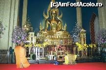 [P11] Călugăr într-un templu din Bangkok » foto by badge®
 - 
<span class="allrVoted glyphicon glyphicon-heart hidden" id="av171207"></span>
<a class="m-l-10 hidden" id="sv171207" onclick="voting_Foto_DelVot(,171207,3625)" role="button">șterge vot <span class="glyphicon glyphicon-remove"></span></a>
<a id="v9171207" class=" c-red"  onclick="voting_Foto_SetVot(171207)" role="button"><span class="glyphicon glyphicon-heart-empty"></span> <b>LIKE</b> = Votează poza</a> <img class="hidden"  id="f171207W9" src="/imagini/loader.gif" border="0" /><span class="AjErrMes hidden" id="e171207ErM"></span>