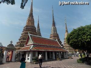 [P25] Phra Maha Chedi Si Rajakarn cele patru chedi colorate diferit -Wat Pho » foto by mprofeanu
 - 
<span class="allrVoted glyphicon glyphicon-heart hidden" id="av622125"></span>
<a class="m-l-10 hidden" id="sv622125" onclick="voting_Foto_DelVot(,622125,3625)" role="button">șterge vot <span class="glyphicon glyphicon-remove"></span></a>
<a id="v9622125" class=" c-red"  onclick="voting_Foto_SetVot(622125)" role="button"><span class="glyphicon glyphicon-heart-empty"></span> <b>LIKE</b> = Votează poza</a> <img class="hidden"  id="f622125W9" src="/imagini/loader.gif" border="0" /><span class="AjErrMes hidden" id="e622125ErM"></span>