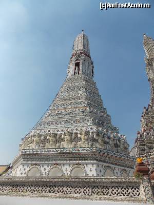 [P03] Statuile ecvestre ale zeului vantului Phai in cele patru pranguri mai mici din Wat Arun O parte din marea cladire a fost reconditionata, fiind de culoare alba. » foto by mprofeanu
 - 
<span class="allrVoted glyphicon glyphicon-heart hidden" id="av622099"></span>
<a class="m-l-10 hidden" id="sv622099" onclick="voting_Foto_DelVot(,622099,3625)" role="button">șterge vot <span class="glyphicon glyphicon-remove"></span></a>
<a id="v9622099" class=" c-red"  onclick="voting_Foto_SetVot(622099)" role="button"><span class="glyphicon glyphicon-heart-empty"></span> <b>LIKE</b> = Votează poza</a> <img class="hidden"  id="f622099W9" src="/imagini/loader.gif" border="0" /><span class="AjErrMes hidden" id="e622099ErM"></span>