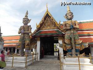 [P38] Paznici la Wat Phra Kaew » foto by mprofeanu
 - 
<span class="allrVoted glyphicon glyphicon-heart hidden" id="av622142"></span>
<a class="m-l-10 hidden" id="sv622142" onclick="voting_Foto_DelVot(,622142,3625)" role="button">șterge vot <span class="glyphicon glyphicon-remove"></span></a>
<a id="v9622142" class=" c-red"  onclick="voting_Foto_SetVot(622142)" role="button"><span class="glyphicon glyphicon-heart-empty"></span> <b>LIKE</b> = Votează poza</a> <img class="hidden"  id="f622142W9" src="/imagini/loader.gif" border="0" /><span class="AjErrMes hidden" id="e622142ErM"></span>