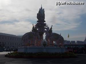 [P12] Bangkok, statuie cu trei elefanti in drum spre Dusit Park » foto by mprofeanu
 - 
<span class="allrVoted glyphicon glyphicon-heart hidden" id="av625831"></span>
<a class="m-l-10 hidden" id="sv625831" onclick="voting_Foto_DelVot(,625831,3625)" role="button">șterge vot <span class="glyphicon glyphicon-remove"></span></a>
<a id="v9625831" class=" c-red"  onclick="voting_Foto_SetVot(625831)" role="button"><span class="glyphicon glyphicon-heart-empty"></span> <b>LIKE</b> = Votează poza</a> <img class="hidden"  id="f625831W9" src="/imagini/loader.gif" border="0" /><span class="AjErrMes hidden" id="e625831ErM"></span>