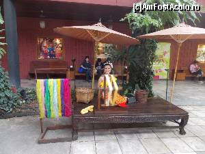 [P19] Bangkok, matase viu colorata, in decor viu si colorat la Casa Jim Thompson » foto by mprofeanu
 - 
<span class="allrVoted glyphicon glyphicon-heart hidden" id="av629913"></span>
<a class="m-l-10 hidden" id="sv629913" onclick="voting_Foto_DelVot(,629913,3625)" role="button">șterge vot <span class="glyphicon glyphicon-remove"></span></a>
<a id="v9629913" class=" c-red"  onclick="voting_Foto_SetVot(629913)" role="button"><span class="glyphicon glyphicon-heart-empty"></span> <b>LIKE</b> = Votează poza</a> <img class="hidden"  id="f629913W9" src="/imagini/loader.gif" border="0" /><span class="AjErrMes hidden" id="e629913ErM"></span>