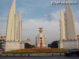 [P05] Bangkok, Monumentul Democratiei, in stanga basorelieful Personificarea poporului » foto by mprofeanu
 - 
<span class="allrVoted glyphicon glyphicon-heart hidden" id="av629899"></span>
<a class="m-l-10 hidden" id="sv629899" onclick="voting_Foto_DelVot(,629899,3625)" role="button">șterge vot <span class="glyphicon glyphicon-remove"></span></a>
<a id="v9629899" class=" c-red"  onclick="voting_Foto_SetVot(629899)" role="button"><span class="glyphicon glyphicon-heart-empty"></span> <b>LIKE</b> = Votează poza</a> <img class="hidden"  id="f629899W9" src="/imagini/loader.gif" border="0" /><span class="AjErrMes hidden" id="e629899ErM"></span>