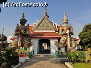 [P37] Wat Arun; păzitori » foto by crismis
 - 
<span class="allrVoted glyphicon glyphicon-heart hidden" id="av1362822"></span>
<a class="m-l-10 hidden" id="sv1362822" onclick="voting_Foto_DelVot(,1362822,3625)" role="button">șterge vot <span class="glyphicon glyphicon-remove"></span></a>
<a id="v91362822" class=" c-red"  onclick="voting_Foto_SetVot(1362822)" role="button"><span class="glyphicon glyphicon-heart-empty"></span> <b>LIKE</b> = Votează poza</a> <img class="hidden"  id="f1362822W9" src="/imagini/loader.gif" border="0" /><span class="AjErrMes hidden" id="e1362822ErM"></span>