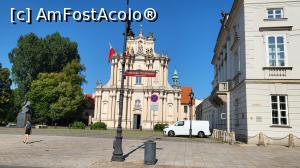 [P17] Fatada Bisericii Vizitatorilor nu este plana, astfel ca, daca stai in fata intrarii si privesti in sus, ai senzatia ca biserica ,,te imbratiseaza”, datorita unui truc arhitectonic. In fata acestei biserici se afla o statuie a cardinalului Stefan Wyszyński, lider spiritual al opozitiei din Polonia. » foto by geani anto
 - 
<span class="allrVoted glyphicon glyphicon-heart hidden" id="av1338878"></span>
<a class="m-l-10 hidden" id="sv1338878" onclick="voting_Foto_DelVot(,1338878,3644)" role="button">șterge vot <span class="glyphicon glyphicon-remove"></span></a>
<a id="v91338878" class=" c-red"  onclick="voting_Foto_SetVot(1338878)" role="button"><span class="glyphicon glyphicon-heart-empty"></span> <b>LIKE</b> = Votează poza</a> <img class="hidden"  id="f1338878W9" src="/imagini/loader.gif" border="0" /><span class="AjErrMes hidden" id="e1338878ErM"></span>