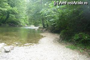 [P18] 7 Izvoare riul Cerna linga locul unde sunt si baile termale, sus intre sosea si Cerna apa termala e calda, jos la riu e foarte rece, distanta de aici la bai termale 20-30 metri.  » foto by Nicu
 - 
<span class="allrVoted glyphicon glyphicon-heart hidden" id="av530347"></span>
<a class="m-l-10 hidden" id="sv530347" onclick="voting_Foto_DelVot(,530347,3645)" role="button">șterge vot <span class="glyphicon glyphicon-remove"></span></a>
<a id="v9530347" class=" c-red"  onclick="voting_Foto_SetVot(530347)" role="button"><span class="glyphicon glyphicon-heart-empty"></span> <b>LIKE</b> = Votează poza</a> <img class="hidden"  id="f530347W9" src="/imagini/loader.gif" border="0" /><span class="AjErrMes hidden" id="e530347ErM"></span>