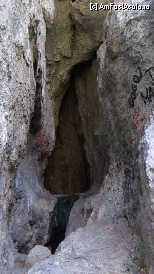 [P21] Băile Herculane - Foișorul Galben - Grota cu Aburi; intrarea în grotă » foto by Dragoș_MD
 - 
<span class="allrVoted glyphicon glyphicon-heart hidden" id="av387005"></span>
<a class="m-l-10 hidden" id="sv387005" onclick="voting_Foto_DelVot(,387005,3645)" role="button">șterge vot <span class="glyphicon glyphicon-remove"></span></a>
<a id="v9387005" class=" c-red"  onclick="voting_Foto_SetVot(387005)" role="button"><span class="glyphicon glyphicon-heart-empty"></span> <b>LIKE</b> = Votează poza</a> <img class="hidden"  id="f387005W9" src="/imagini/loader.gif" border="0" /><span class="AjErrMes hidden" id="e387005ErM"></span>