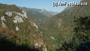 [P26] Băile Herculane - Foișorul Galben - Grota cu Aburi; peisajul spre munții Godeanu, de-a lungul Văii Cernei.  » foto by Dragoș_MD
 - 
<span class="allrVoted glyphicon glyphicon-heart hidden" id="av387010"></span>
<a class="m-l-10 hidden" id="sv387010" onclick="voting_Foto_DelVot(,387010,3645)" role="button">șterge vot <span class="glyphicon glyphicon-remove"></span></a>
<a id="v9387010" class=" c-red"  onclick="voting_Foto_SetVot(387010)" role="button"><span class="glyphicon glyphicon-heart-empty"></span> <b>LIKE</b> = Votează poza</a> <img class="hidden"  id="f387010W9" src="/imagini/loader.gif" border="0" /><span class="AjErrMes hidden" id="e387010ErM"></span>