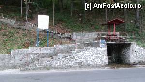 [P55] Băile Herculane - un izvor de tratament intern și intrarea pe alt traseu turistic, pe malul stâng al Cernei.  » foto by Dragoș_MD
 - 
<span class="allrVoted glyphicon glyphicon-heart hidden" id="av387077"></span>
<a class="m-l-10 hidden" id="sv387077" onclick="voting_Foto_DelVot(,387077,3645)" role="button">șterge vot <span class="glyphicon glyphicon-remove"></span></a>
<a id="v9387077" class=" c-red"  onclick="voting_Foto_SetVot(387077)" role="button"><span class="glyphicon glyphicon-heart-empty"></span> <b>LIKE</b> = Votează poza</a> <img class="hidden"  id="f387077W9" src="/imagini/loader.gif" border="0" /><span class="AjErrMes hidden" id="e387077ErM"></span>