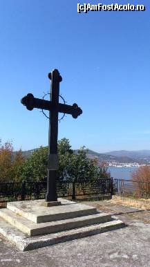 [P61] Alături, o cruce comemorativă ce poartă o placă metalică având inscripţionat următorul text: 'Glorie eternă eroilor căzuţi pe înălţimile în octombrie 1916. Ridicată la împlinirea a 75 de ani de la făurirea ROMÂNIEI MARI' » foto by Dragoș_MD
 - 
<span class="allrVoted glyphicon glyphicon-heart hidden" id="av387158"></span>
<a class="m-l-10 hidden" id="sv387158" onclick="voting_Foto_DelVot(,387158,3645)" role="button">șterge vot <span class="glyphicon glyphicon-remove"></span></a>
<a id="v9387158" class=" c-red"  onclick="voting_Foto_SetVot(387158)" role="button"><span class="glyphicon glyphicon-heart-empty"></span> <b>LIKE</b> = Votează poza</a> <img class="hidden"  id="f387158W9" src="/imagini/loader.gif" border="0" /><span class="AjErrMes hidden" id="e387158ErM"></span>