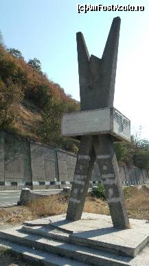[P62] Iar la câţiva paşi, monumentul hidroenergeticienilor, având la brâu inscripţionat proiectantul, constructorul şi perioada construcţiei complexului hidroenergetic şi de navigaţie Porţile de Fier (I)  » foto by Dragoș_MD
 - 
<span class="allrVoted glyphicon glyphicon-heart hidden" id="av387159"></span>
<a class="m-l-10 hidden" id="sv387159" onclick="voting_Foto_DelVot(,387159,3645)" role="button">șterge vot <span class="glyphicon glyphicon-remove"></span></a>
<a id="v9387159" class=" c-red"  onclick="voting_Foto_SetVot(387159)" role="button"><span class="glyphicon glyphicon-heart-empty"></span> <b>LIKE</b> = Votează poza</a> <img class="hidden"  id="f387159W9" src="/imagini/loader.gif" border="0" /><span class="AjErrMes hidden" id="e387159ErM"></span>