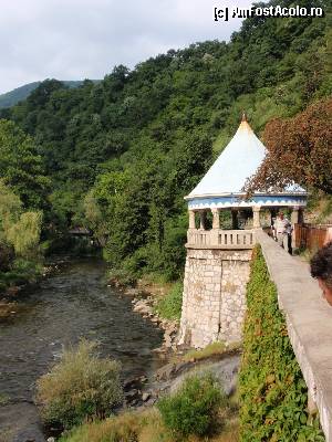 [P04] Baile Herculane - foisor care adaposteste ape ce tamaduiesc anumite afectiuni, fiecare izvor are proprietatile lui care sunt scrise in locul respectiv » foto by sunflower
 - 
<span class="allrVoted glyphicon glyphicon-heart hidden" id="av367488"></span>
<a class="m-l-10 hidden" id="sv367488" onclick="voting_Foto_DelVot(,367488,3645)" role="button">șterge vot <span class="glyphicon glyphicon-remove"></span></a>
<a id="v9367488" class=" c-red"  onclick="voting_Foto_SetVot(367488)" role="button"><span class="glyphicon glyphicon-heart-empty"></span> <b>LIKE</b> = Votează poza</a> <img class="hidden"  id="f367488W9" src="/imagini/loader.gif" border="0" /><span class="AjErrMes hidden" id="e367488ErM"></span>