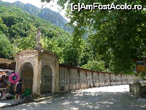 [P13] Podul de piatra in curba!! si pasajul pietonal (in stanga protejat de peretele cu geamuri » foto by negoita*
 - 
<span class="allrVoted glyphicon glyphicon-heart hidden" id="av692325"></span>
<a class="m-l-10 hidden" id="sv692325" onclick="voting_Foto_DelVot(,692325,3645)" role="button">șterge vot <span class="glyphicon glyphicon-remove"></span></a>
<a id="v9692325" class=" c-red"  onclick="voting_Foto_SetVot(692325)" role="button"><span class="glyphicon glyphicon-heart-empty"></span> <b>LIKE</b> = Votează poza</a> <img class="hidden"  id="f692325W9" src="/imagini/loader.gif" border="0" /><span class="AjErrMes hidden" id="e692325ErM"></span>