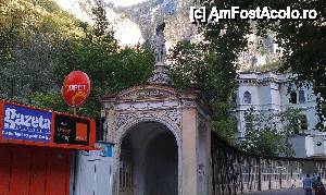 [P14] Podul pietonal şi statuia reginei Omfala din staţiunea Băile Herculane, jud. Caraş-Severin. » foto by traian.leuca †
 - 
<span class="allrVoted glyphicon glyphicon-heart hidden" id="av436350"></span>
<a class="m-l-10 hidden" id="sv436350" onclick="voting_Foto_DelVot(,436350,3645)" role="button">șterge vot <span class="glyphicon glyphicon-remove"></span></a>
<a id="v9436350" class=" c-red"  onclick="voting_Foto_SetVot(436350)" role="button"><span class="glyphicon glyphicon-heart-empty"></span> <b>LIKE</b> = Votează poza</a> <img class="hidden"  id="f436350W9" src="/imagini/loader.gif" border="0" /><span class="AjErrMes hidden" id="e436350ErM"></span>