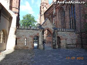 [P31] Vilnius - Biserica Sf. Ana, curtea interioară.  » foto by iulianic
 - 
<span class="allrVoted glyphicon glyphicon-heart hidden" id="av592176"></span>
<a class="m-l-10 hidden" id="sv592176" onclick="voting_Foto_DelVot(,592176,3650)" role="button">șterge vot <span class="glyphicon glyphicon-remove"></span></a>
<a id="v9592176" class=" c-red"  onclick="voting_Foto_SetVot(592176)" role="button"><span class="glyphicon glyphicon-heart-empty"></span> <b>LIKE</b> = Votează poza</a> <img class="hidden"  id="f592176W9" src="/imagini/loader.gif" border="0" /><span class="AjErrMes hidden" id="e592176ErM"></span>