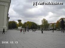 [P29] Piaşa Catedralei. În fundal, statuia lui Gediminas » foto by Costi
 - 
<span class="allrVoted glyphicon glyphicon-heart hidden" id="av23453"></span>
<a class="m-l-10 hidden" id="sv23453" onclick="voting_Foto_DelVot(,23453,3650)" role="button">șterge vot <span class="glyphicon glyphicon-remove"></span></a>
<a id="v923453" class=" c-red"  onclick="voting_Foto_SetVot(23453)" role="button"><span class="glyphicon glyphicon-heart-empty"></span> <b>LIKE</b> = Votează poza</a> <img class="hidden"  id="f23453W9" src="/imagini/loader.gif" border="0" /><span class="AjErrMes hidden" id="e23453ErM"></span>