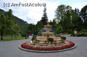 [P12] Fântâna arteziană din fața casinoului Sinaia » foto by AZE
 - 
<span class="allrVoted glyphicon glyphicon-heart hidden" id="av1001941"></span>
<a class="m-l-10 hidden" id="sv1001941" onclick="voting_Foto_DelVot(,1001941,3677)" role="button">șterge vot <span class="glyphicon glyphicon-remove"></span></a>
<a id="v91001941" class=" c-red"  onclick="voting_Foto_SetVot(1001941)" role="button"><span class="glyphicon glyphicon-heart-empty"></span> <b>LIKE</b> = Votează poza</a> <img class="hidden"  id="f1001941W9" src="/imagini/loader.gif" border="0" /><span class="AjErrMes hidden" id="e1001941ErM"></span>