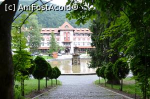 [P09] Hotel Caraiman văzut de pe alee din parc » foto by AZE
 - 
<span class="allrVoted glyphicon glyphicon-heart hidden" id="av1001937"></span>
<a class="m-l-10 hidden" id="sv1001937" onclick="voting_Foto_DelVot(,1001937,3677)" role="button">șterge vot <span class="glyphicon glyphicon-remove"></span></a>
<a id="v91001937" class=" c-red"  onclick="voting_Foto_SetVot(1001937)" role="button"><span class="glyphicon glyphicon-heart-empty"></span> <b>LIKE</b> = Votează poza</a> <img class="hidden"  id="f1001937W9" src="/imagini/loader.gif" border="0" /><span class="AjErrMes hidden" id="e1001937ErM"></span>