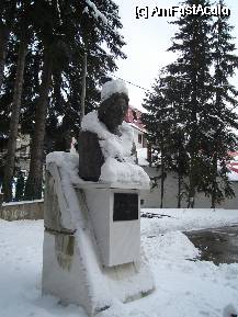 [P63] Casa memorială G. Enescu- bustul de la intrarea în curte » foto by mirelopodu*
 - 
<span class="allrVoted glyphicon glyphicon-heart hidden" id="av57921"></span>
<a class="m-l-10 hidden" id="sv57921" onclick="voting_Foto_DelVot(,57921,3677)" role="button">șterge vot <span class="glyphicon glyphicon-remove"></span></a>
<a id="v957921" class=" c-red"  onclick="voting_Foto_SetVot(57921)" role="button"><span class="glyphicon glyphicon-heart-empty"></span> <b>LIKE</b> = Votează poza</a> <img class="hidden"  id="f57921W9" src="/imagini/loader.gif" border="0" /><span class="AjErrMes hidden" id="e57921ErM"></span>
