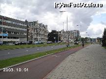 [P01] Imagine de-a lungul străzii Westzeedijk, spre turnul Euromast. Din acesta se vede, chiar în centrul fotografiei, doar antena TV. » foto by Costi
 - 
<span class="allrVoted glyphicon glyphicon-heart hidden" id="av23680"></span>
<a class="m-l-10 hidden" id="sv23680" onclick="voting_Foto_DelVot(,23680,3679)" role="button">șterge vot <span class="glyphicon glyphicon-remove"></span></a>
<a id="v923680" class=" c-red"  onclick="voting_Foto_SetVot(23680)" role="button"><span class="glyphicon glyphicon-heart-empty"></span> <b>LIKE</b> = Votează poza</a> <img class="hidden"  id="f23680W9" src="/imagini/loader.gif" border="0" /><span class="AjErrMes hidden" id="e23680ErM"></span>