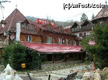 [P01] Din curtea motelului, privim la intrarea în restaurant. » foto by Qvadratvus
 - 
<span class="allrVoted glyphicon glyphicon-heart hidden" id="av284648"></span>
<a class="m-l-10 hidden" id="sv284648" onclick="voting_Foto_DelVot(,284648,3686)" role="button">șterge vot <span class="glyphicon glyphicon-remove"></span></a>
<a id="v9284648" class=" c-red"  onclick="voting_Foto_SetVot(284648)" role="button"><span class="glyphicon glyphicon-heart-empty"></span> <b>LIKE</b> = Votează poza</a> <img class="hidden"  id="f284648W9" src="/imagini/loader.gif" border="0" /><span class="AjErrMes hidden" id="e284648ErM"></span>