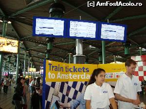 [P05] Echipe mobile care ajuta turistii cu informatii despre biletele de tren spre Amsterdam sau unde vrei... sus apar panourile electronice cu trenurile ce pleaca...  » foto by mireille
 - 
<span class="allrVoted glyphicon glyphicon-heart hidden" id="av539799"></span>
<a class="m-l-10 hidden" id="sv539799" onclick="voting_Foto_DelVot(,539799,3710)" role="button">șterge vot <span class="glyphicon glyphicon-remove"></span></a>
<a id="v9539799" class=" c-red"  onclick="voting_Foto_SetVot(539799)" role="button"><span class="glyphicon glyphicon-heart-empty"></span> <b>LIKE</b> = Votează poza</a> <img class="hidden"  id="f539799W9" src="/imagini/loader.gif" border="0" /><span class="AjErrMes hidden" id="e539799ErM"></span>