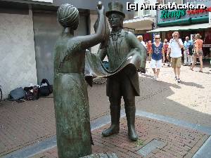 [P12] Statuie simbolica pe o strada cu o localnica ce tine in mănâ o gâscă, făcând troc cu un negustor de stofe » foto by mireille
 - 
<span class="allrVoted glyphicon glyphicon-heart hidden" id="av678587"></span>
<a class="m-l-10 hidden" id="sv678587" onclick="voting_Foto_DelVot(,678587,3710)" role="button">șterge vot <span class="glyphicon glyphicon-remove"></span></a>
<a id="v9678587" class=" c-red"  onclick="voting_Foto_SetVot(678587)" role="button"><span class="glyphicon glyphicon-heart-empty"></span> <b>LIKE</b> = Votează poza</a> <img class="hidden"  id="f678587W9" src="/imagini/loader.gif" border="0" /><span class="AjErrMes hidden" id="e678587ErM"></span>