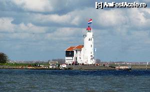 [P06] Paard van Marken. Calul din Marken vazut din larg. Alaturi de drapelul national olandez (rosu, alb, albastru) se vede si o panglica portocalie, culoarea casei regale.  » foto by Radu Tudoran
 - 
<span class="allrVoted glyphicon glyphicon-heart hidden" id="av693565"></span>
<a class="m-l-10 hidden" id="sv693565" onclick="voting_Foto_DelVot(,693565,3710)" role="button">șterge vot <span class="glyphicon glyphicon-remove"></span></a>
<a id="v9693565" class=" c-red"  onclick="voting_Foto_SetVot(693565)" role="button"><span class="glyphicon glyphicon-heart-empty"></span> <b>LIKE</b> = Votează poza</a> <img class="hidden"  id="f693565W9" src="/imagini/loader.gif" border="0" /><span class="AjErrMes hidden" id="e693565ErM"></span>
