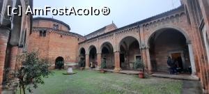 [P46] Bologna, Basilica Santuario Santo Stefano, Cortile di Pilato - Curtea lui Pilat și în zona mediană se vede Basilica del Sepolcro » foto by mprofeanu
 - 
<span class="allrVoted glyphicon glyphicon-heart hidden" id="av1351967"></span>
<a class="m-l-10 hidden" id="sv1351967" onclick="voting_Foto_DelVot(,1351967,3721)" role="button">șterge vot <span class="glyphicon glyphicon-remove"></span></a>
<a id="v91351967" class=" c-red"  onclick="voting_Foto_SetVot(1351967)" role="button"><span class="glyphicon glyphicon-heart-empty"></span> <b>LIKE</b> = Votează poza</a> <img class="hidden"  id="f1351967W9" src="/imagini/loader.gif" border="0" /><span class="AjErrMes hidden" id="e1351967ErM"></span>