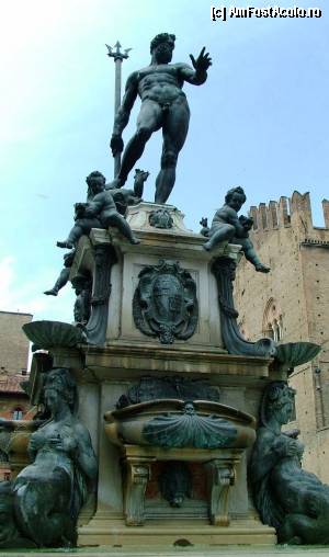 [P09] Fontana del Nettuno, i se mai spune Il Gigante pentru că are 3,20 m înălțime și 20 to greutate. Este realizată din bronz și este un simbol al orașului.  » foto by gettutza
 - 
<span class="allrVoted glyphicon glyphicon-heart hidden" id="av394254"></span>
<a class="m-l-10 hidden" id="sv394254" onclick="voting_Foto_DelVot(,394254,3721)" role="button">șterge vot <span class="glyphicon glyphicon-remove"></span></a>
<a id="v9394254" class=" c-red"  onclick="voting_Foto_SetVot(394254)" role="button"><span class="glyphicon glyphicon-heart-empty"></span> <b>LIKE</b> = Votează poza</a> <img class="hidden"  id="f394254W9" src="/imagini/loader.gif" border="0" /><span class="AjErrMes hidden" id="e394254ErM"></span>