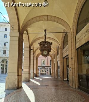 [P03] Portic pe strada Ugo Bassi » foto by Carmen Ion
 - 
<span class="allrVoted glyphicon glyphicon-heart hidden" id="av1536885"></span>
<a class="m-l-10 hidden" id="sv1536885" onclick="voting_Foto_DelVot(,1536885,3721)" role="button">șterge vot <span class="glyphicon glyphicon-remove"></span></a>
<a id="v91536885" class=" c-red"  onclick="voting_Foto_SetVot(1536885)" role="button"><span class="glyphicon glyphicon-heart-empty"></span> <b>LIKE</b> = Votează poza</a> <img class="hidden"  id="f1536885W9" src="/imagini/loader.gif" border="0" /><span class="AjErrMes hidden" id="e1536885ErM"></span>