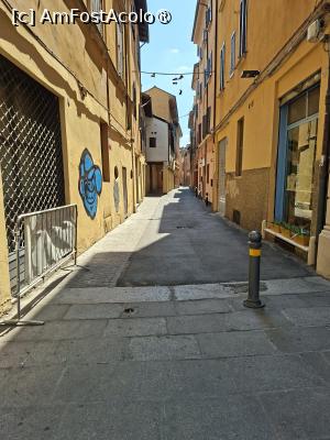 [P33] O mică alee din strada San Vitale » foto by Carmen Ion
 - 
<span class="allrVoted glyphicon glyphicon-heart hidden" id="av1536915"></span>
<a class="m-l-10 hidden" id="sv1536915" onclick="voting_Foto_DelVot(,1536915,3721)" role="button">șterge vot <span class="glyphicon glyphicon-remove"></span></a>
<a id="v91536915" class=" c-red"  onclick="voting_Foto_SetVot(1536915)" role="button"><span class="glyphicon glyphicon-heart-empty"></span> <b>LIKE</b> = Votează poza</a> <img class="hidden"  id="f1536915W9" src="/imagini/loader.gif" border="0" /><span class="AjErrMes hidden" id="e1536915ErM"></span>