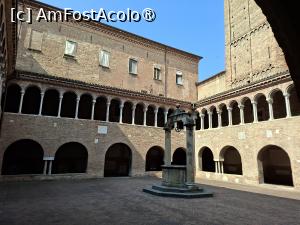 [P47] Basilica Santo Stefano - claustrul » foto by Carmen Ion
 - 
<span class="allrVoted glyphicon glyphicon-heart hidden" id="av1538667"></span>
<a class="m-l-10 hidden" id="sv1538667" onclick="voting_Foto_DelVot(,1538667,3721)" role="button">șterge vot <span class="glyphicon glyphicon-remove"></span></a>
<a id="v91538667" class=" c-red"  onclick="voting_Foto_SetVot(1538667)" role="button"><span class="glyphicon glyphicon-heart-empty"></span> <b>LIKE</b> = Votează poza</a> <img class="hidden"  id="f1538667W9" src="/imagini/loader.gif" border="0" /><span class="AjErrMes hidden" id="e1538667ErM"></span>
