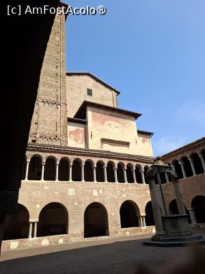[P49] Basilica Santo Stefano - claustrul » foto by Carmen Ion
 - 
<span class="allrVoted glyphicon glyphicon-heart hidden" id="av1538669"></span>
<a class="m-l-10 hidden" id="sv1538669" onclick="voting_Foto_DelVot(,1538669,3721)" role="button">șterge vot <span class="glyphicon glyphicon-remove"></span></a>
<a id="v91538669" class=" c-red"  onclick="voting_Foto_SetVot(1538669)" role="button"><span class="glyphicon glyphicon-heart-empty"></span> <b>LIKE</b> = Votează poza</a> <img class="hidden"  id="f1538669W9" src="/imagini/loader.gif" border="0" /><span class="AjErrMes hidden" id="e1538669ErM"></span>