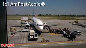 [P13] La întoarcere, asistăm de la poarta de îmbarcare 24 la formalitățile de pregătire a avionului. Pe partea stângă, cum privim, se încarcă bagajele și se alimentează, în timp ce pe dreapta a început deja îmbarcarea pasagerilor. » foto by Costi
 - 
<span class="allrVoted glyphicon glyphicon-heart hidden" id="av737683"></span>
<a class="m-l-10 hidden" id="sv737683" onclick="voting_Foto_DelVot(,737683,3721)" role="button">șterge vot <span class="glyphicon glyphicon-remove"></span></a>
<a id="v9737683" class=" c-red"  onclick="voting_Foto_SetVot(737683)" role="button"><span class="glyphicon glyphicon-heart-empty"></span> <b>LIKE</b> = Votează poza</a> <img class="hidden"  id="f737683W9" src="/imagini/loader.gif" border="0" /><span class="AjErrMes hidden" id="e737683ErM"></span>