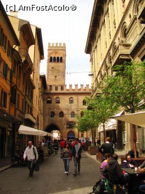 [P06] In centrul Bolognei » foto by Radu Tudoran
 - 
<span class="allrVoted glyphicon glyphicon-heart hidden" id="av747057"></span>
<a class="m-l-10 hidden" id="sv747057" onclick="voting_Foto_DelVot(,747057,3721)" role="button">șterge vot <span class="glyphicon glyphicon-remove"></span></a>
<a id="v9747057" class=" c-red"  onclick="voting_Foto_SetVot(747057)" role="button"><span class="glyphicon glyphicon-heart-empty"></span> <b>LIKE</b> = Votează poza</a> <img class="hidden"  id="f747057W9" src="/imagini/loader.gif" border="0" /><span class="AjErrMes hidden" id="e747057ErM"></span>
