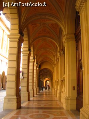 [P13] Logie din Bologna » foto by Radu Tudoran
 - 
<span class="allrVoted glyphicon glyphicon-heart hidden" id="av759635"></span>
<a class="m-l-10 hidden" id="sv759635" onclick="voting_Foto_DelVot(,759635,3721)" role="button">șterge vot <span class="glyphicon glyphicon-remove"></span></a>
<a id="v9759635" class=" c-red"  onclick="voting_Foto_SetVot(759635)" role="button"><span class="glyphicon glyphicon-heart-empty"></span> <b>LIKE</b> = Votează poza</a> <img class="hidden"  id="f759635W9" src="/imagini/loader.gif" border="0" /><span class="AjErrMes hidden" id="e759635ErM"></span>