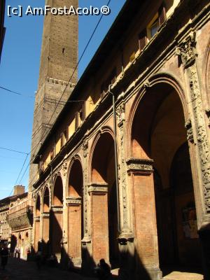 [P15] Torre degli Asinelli » foto by Radu Tudoran
 - 
<span class="allrVoted glyphicon glyphicon-heart hidden" id="av759673"></span>
<a class="m-l-10 hidden" id="sv759673" onclick="voting_Foto_DelVot(,759673,3721)" role="button">șterge vot <span class="glyphicon glyphicon-remove"></span></a>
<a id="v9759673" class=" c-red"  onclick="voting_Foto_SetVot(759673)" role="button"><span class="glyphicon glyphicon-heart-empty"></span> <b>LIKE</b> = Votează poza</a> <img class="hidden"  id="f759673W9" src="/imagini/loader.gif" border="0" /><span class="AjErrMes hidden" id="e759673ErM"></span>