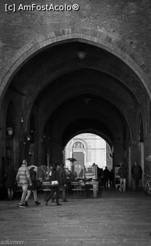 [P06] Arcade din Piazza Maggiore » foto by georgiana27
 - 
<span class="allrVoted glyphicon glyphicon-heart hidden" id="av874793"></span>
<a class="m-l-10 hidden" id="sv874793" onclick="voting_Foto_DelVot(,874793,3721)" role="button">șterge vot <span class="glyphicon glyphicon-remove"></span></a>
<a id="v9874793" class=" c-red"  onclick="voting_Foto_SetVot(874793)" role="button"><span class="glyphicon glyphicon-heart-empty"></span> <b>LIKE</b> = Votează poza</a> <img class="hidden"  id="f874793W9" src="/imagini/loader.gif" border="0" /><span class="AjErrMes hidden" id="e874793ErM"></span>